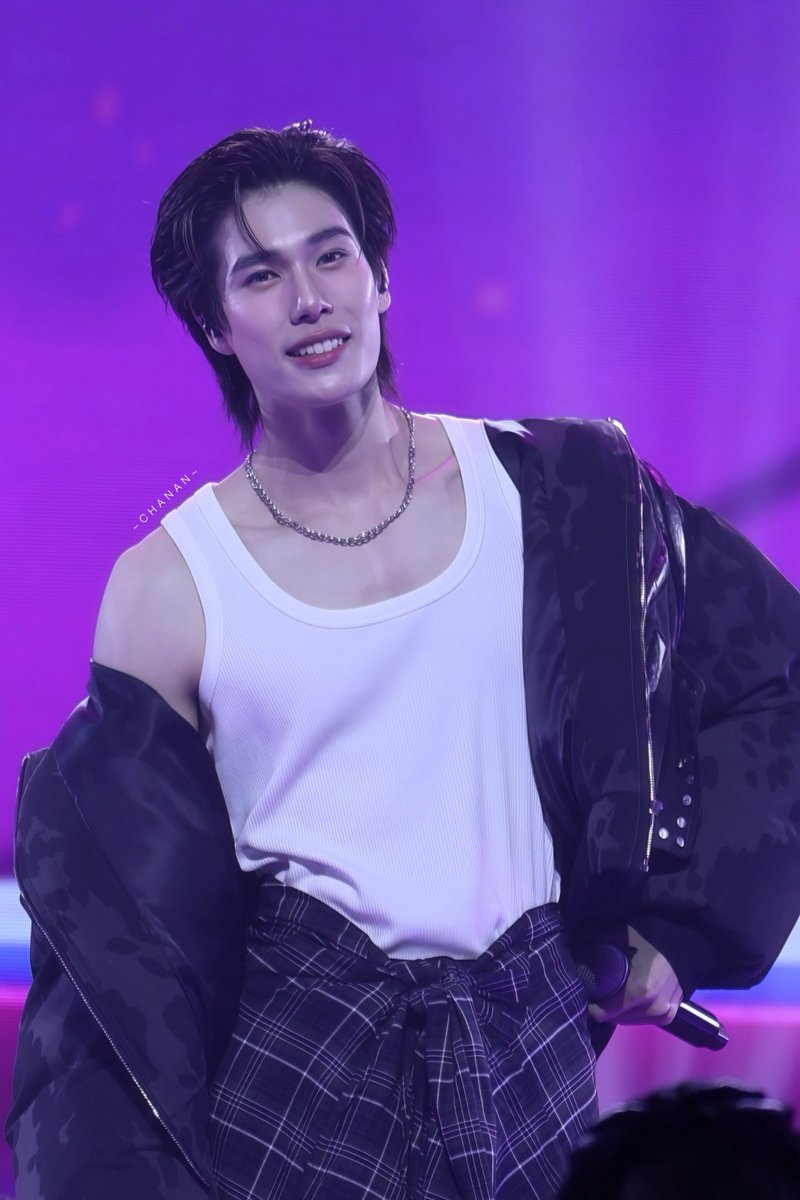 ChananMeen's tweet photo. พี่ตั้งครองเมืองอีกแล้วววว หล่อออออ 🤍

PHUWIN STUNNING RISERCON

#RISERCONCERTD3
#phuwintang https://t.co/TlssRLT7XL