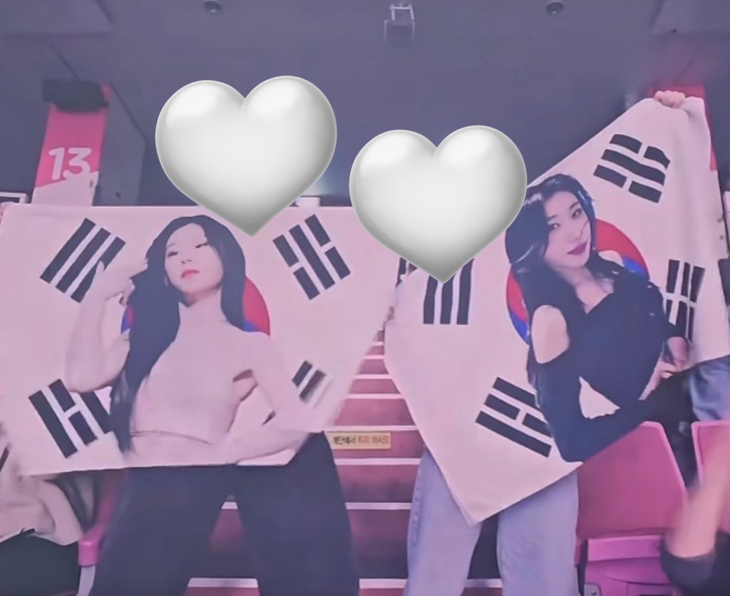 채령의나라 뒷편에 진짜 령님 부모님께서 앉아계신거 잡힌게 젤 킬포임