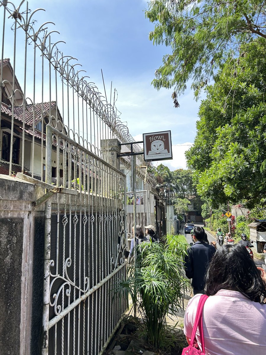 Booktrip jauh sampai ke Bandung. Senang sekali bertemu teman baru, bacaan baru, dan tempat baru! 💙✨