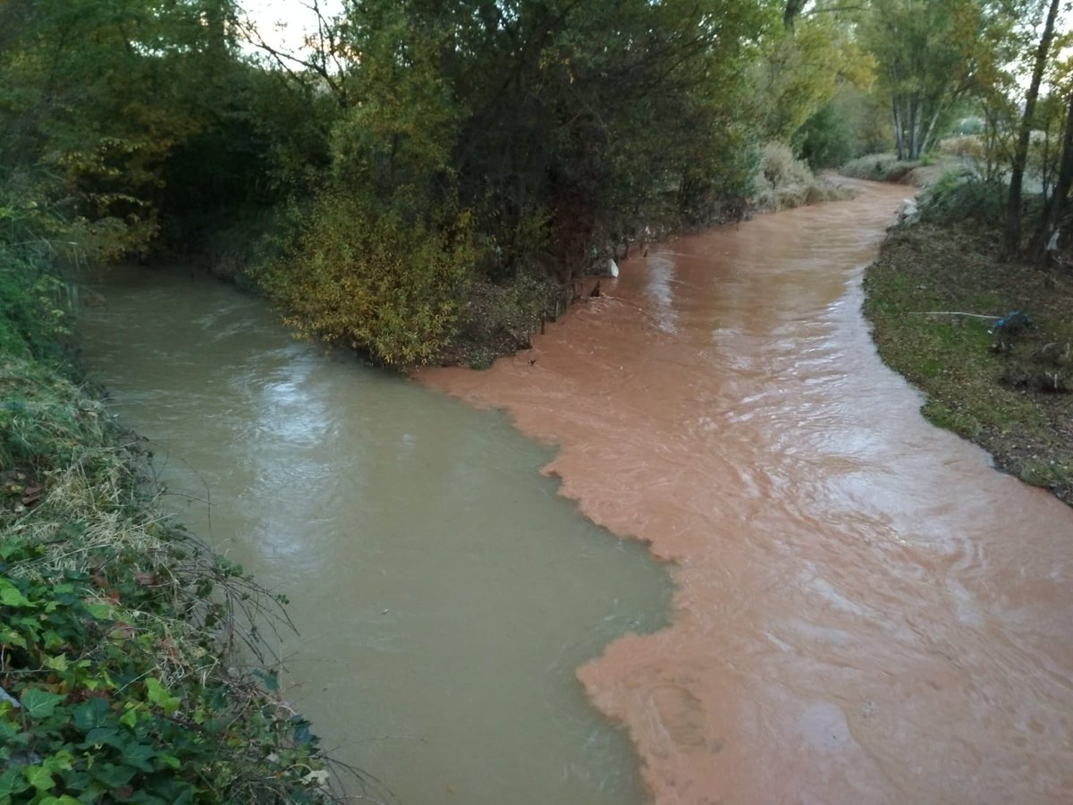 The confluence of the River Guadalaviar (Arabic origin meaning "White River") and the Alfambra River (also Arabic origin, meaning "red earth" due to its clay). Teruel, Aragón
Via <a href="/pinosysembrados/">Entre pinos y sembrados</a>