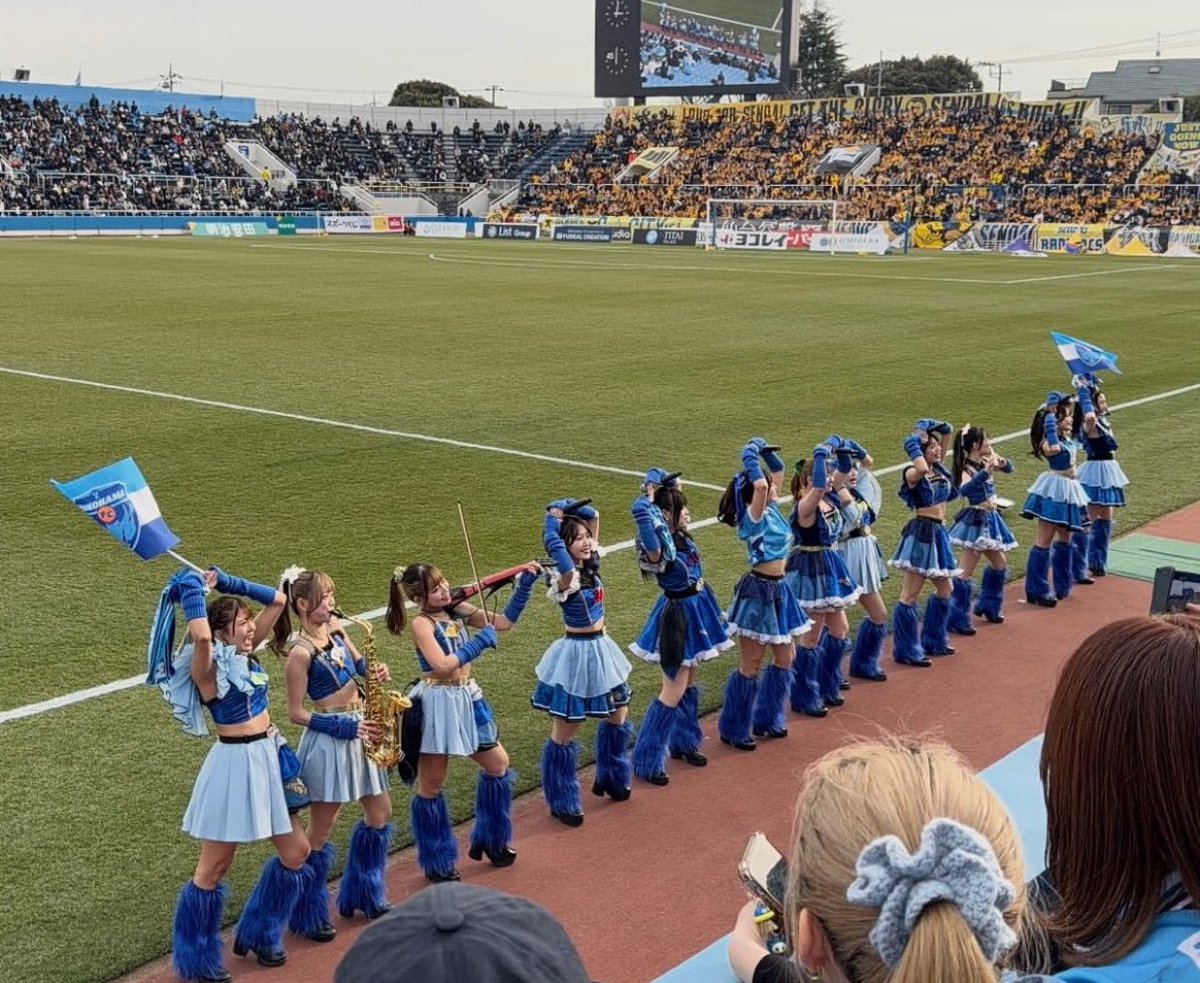 YPapple's tweet image. ⚽昨日はバレンタインデーに、なんとJリーグ・横浜FCのホーム「ニッパツ三ツ沢球技場」でパフォーマンスさせていただきました！🏟️💜
スタジアムでのライブは初めてで、本当に特別な体験に✨
しかも生まれて初めてのサッカー観戦もできて、めちゃくちゃ興奮しました！🤩⚽