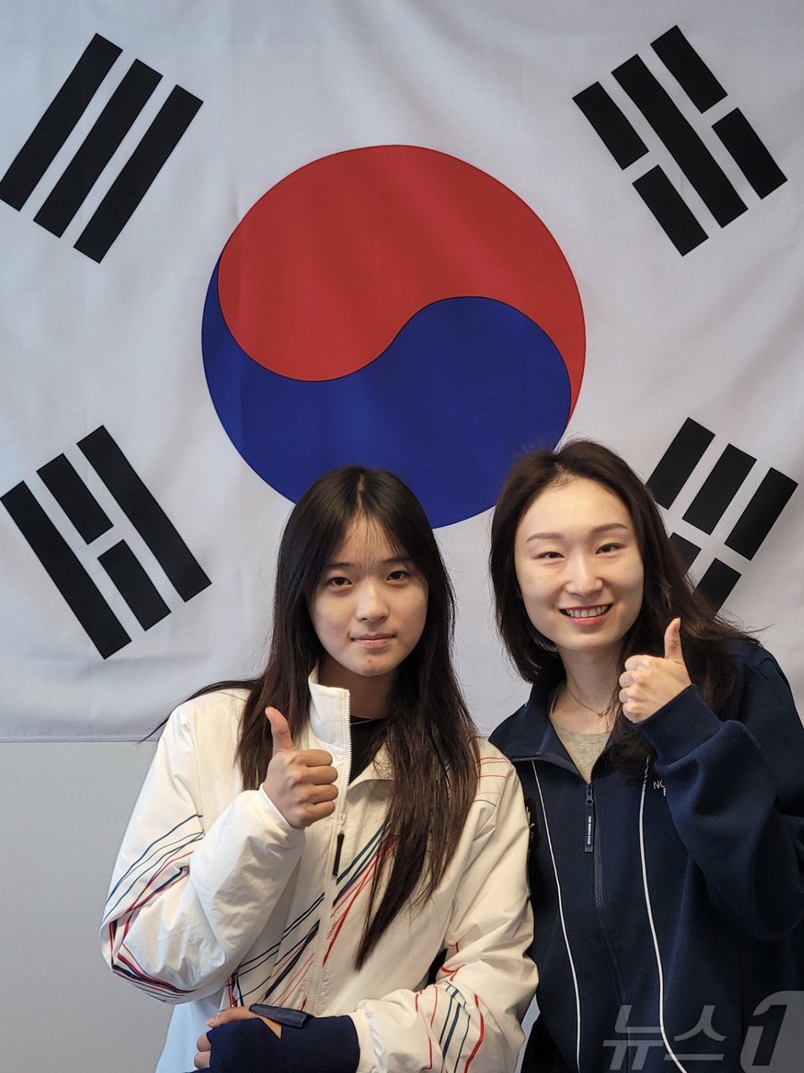 둘의 만남은 최가온의 적극적인 의사로 성사됐다.
최가온은 평소 좋아하는 선수인 최민정을 보고 싶다는 뜻을 체육회를 통해 전달했고, 최민정이 이를 흔쾌히 받아들였다.
둘은 만나자마자 부둥켜안고 반가움을 표했다.