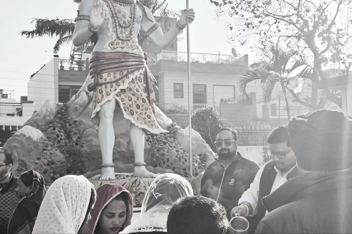 SumitInc035's tweet photo. कर्ता करे न कर सके, शिव करे सो होय..
तीन लोक नौ खंड में, महादेव से बड़ा न कोय..  ॐ_नमः_शिवाय

 #महाशिवरात्री 
#shivratri2026 
#panchkula 

@RahulGandhi 
@priyankagandhi 
@rssurjewala 
@Kumari_Selja 
@adityasurjewala 
@cmbishnoi 
@INCHaryana 
@INCIndia https://t.co/vGYLDxCBe2