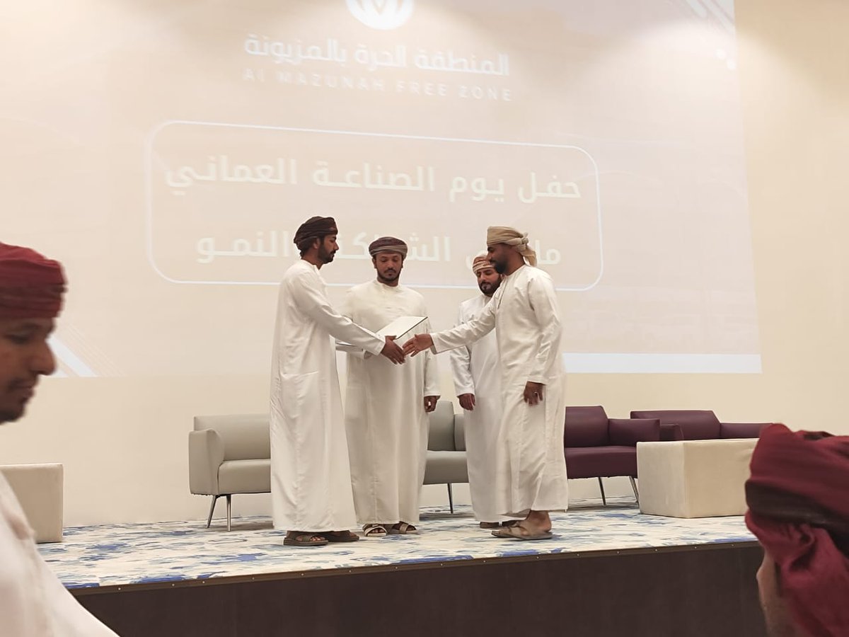 8ir5r's tweet photo. تكريم مؤسسة بن النوه المتحده بالمنطقه الحره بالمزيونه هذا التكريم والتميز لم ياتي من فراغ وليس وليد اللحظه انه تراكم من الابداع والتميز في الاداره والعمل وسرعه الانجاز وتقديم الافظل للعملاء والمساهمه في رفع مستوئ الاقتصاد بن النوه بجميع فروعها المزيونه البريمي الربع الخالي تفتخر https://t.co/QCYX0vuepb