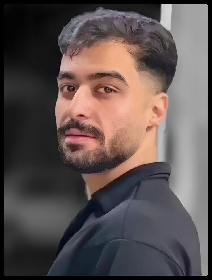 علی‌رضا، جوانی خوش‌اخلاق و مهربان اهل چهارمحال‌وبختیاری، در ۱۸ دی‌ماه بر اثر اصابت گلوله‌ی جنگی جان باخت.

نامش را با احترام زمزمه می‌کنیم. 
جاویدنام #علی‌رضا_سدیان