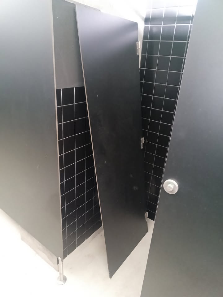 Así se encuentran hoy algunas zonas de El Malecón.
Puertas deterioradas, suciedad en las gradas y desperfectos visibles.
En plena polémica por la cesión de las instalaciones, nos llegan estas imágenes.
 ¿Crees que el estado del estadio es el adecuado?