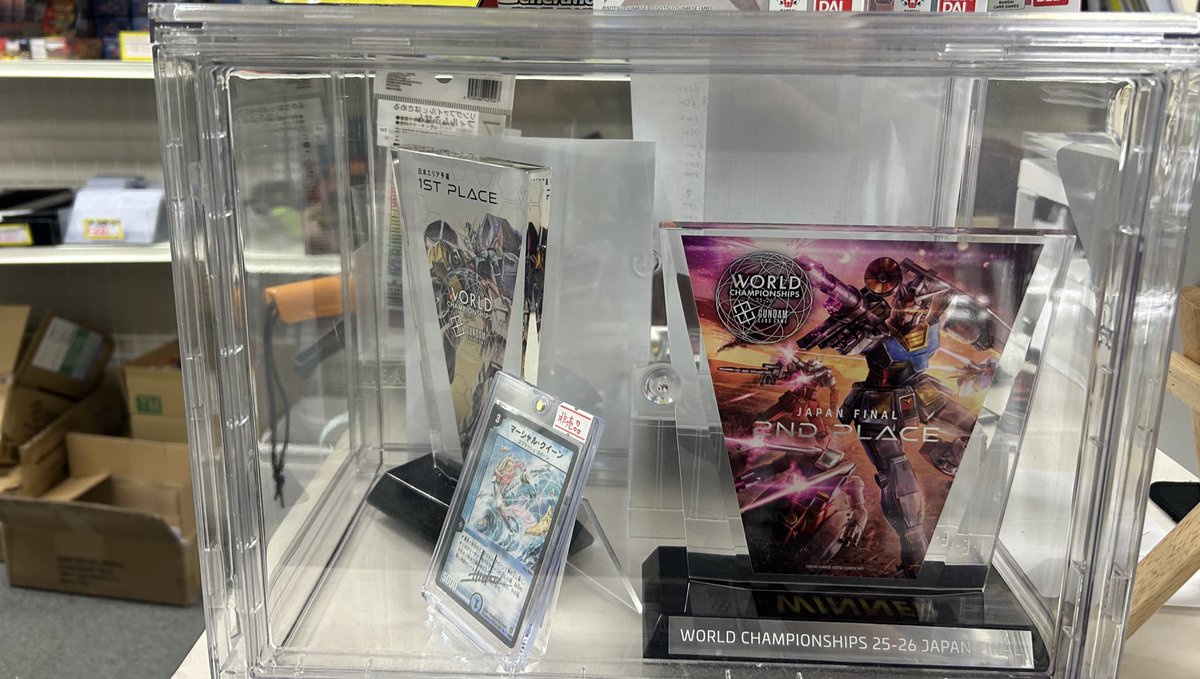 JAPAN FINALのトロフィーもどみなり屋(<a href="/DominariYa/">カードゲームショップどみなり屋＠姫路 姫路城最寄りのカードショップ：ポケカ旧裏・PSA・BOX買取中</a> )さんに飾らせていただきました‼︎
エリアトロフィーともども綺麗に大切に飾っていただけて嬉しい限りです

スポンサードプレイヤー？として
次は世界一になって金色のトロフィー置いてもらいます‼︎