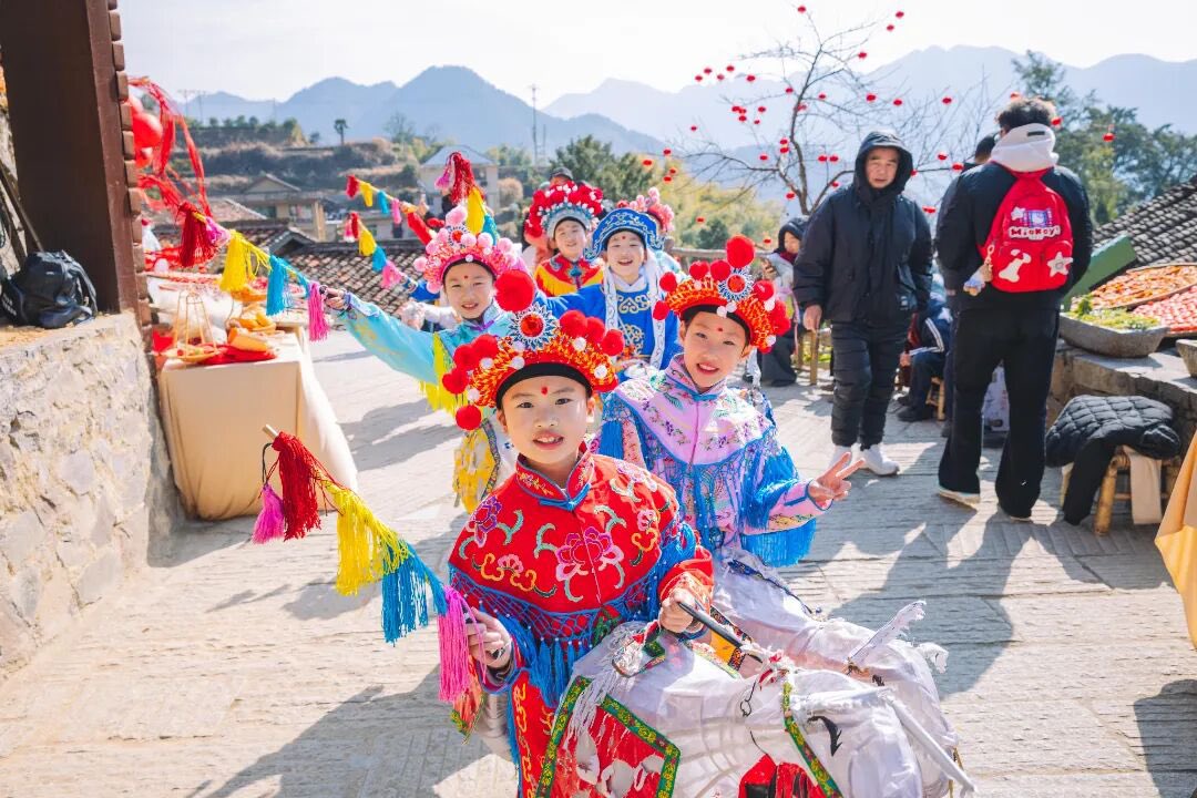isongyang's tweet image. 🧨 欢欢喜喜过大年~
🧨 Celebrating the New Year with Joy and Cheer~
 #HappySpringFestival #FestiveVibes #FamilyReunion #Celebration