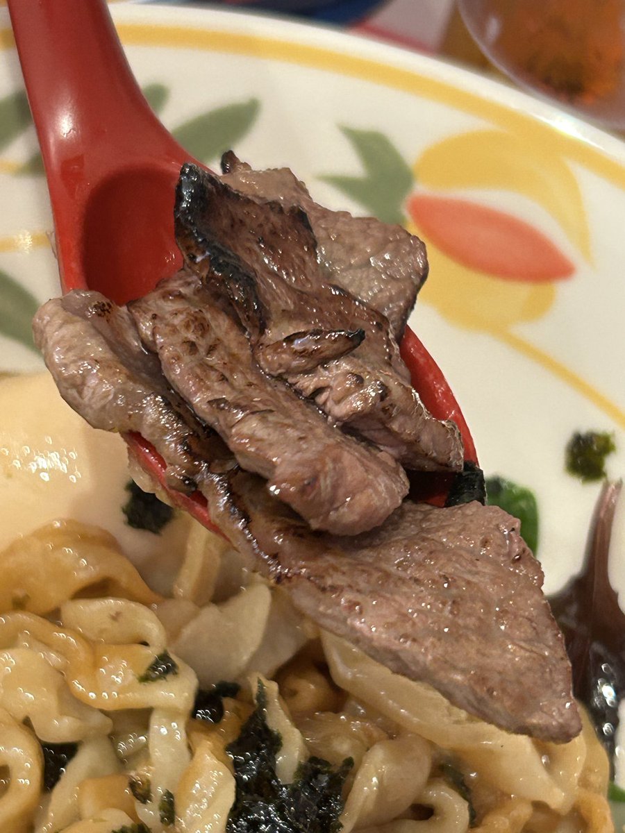 お昼から🍺軽く1杯🤭
瓶ビールは何か贅沢感💕強い
いつものおつまみ🎶
ありがとうございます😊

和牛カルビ🍖
表面カリッと❣️
丁度良い炙り加減👍
肉肉しい〜😉うんめぇ〜お肉❤️

次回も楽しみです😊