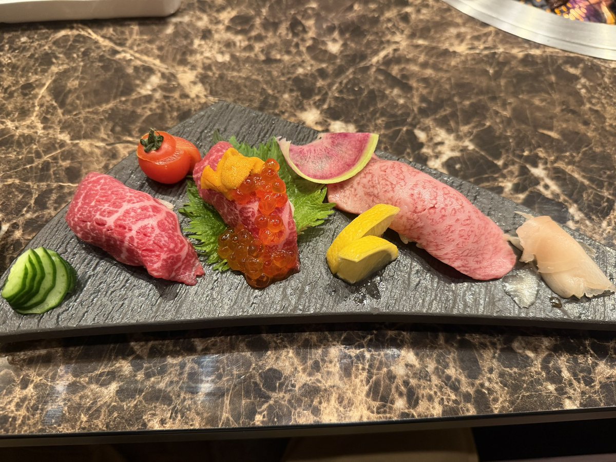 いつもの焼肉屋
下の子は永遠に韓国海苔で米巻いて食べてて可愛かった
上の子は肉寿司デビューして永遠に肉寿司食ってて破産