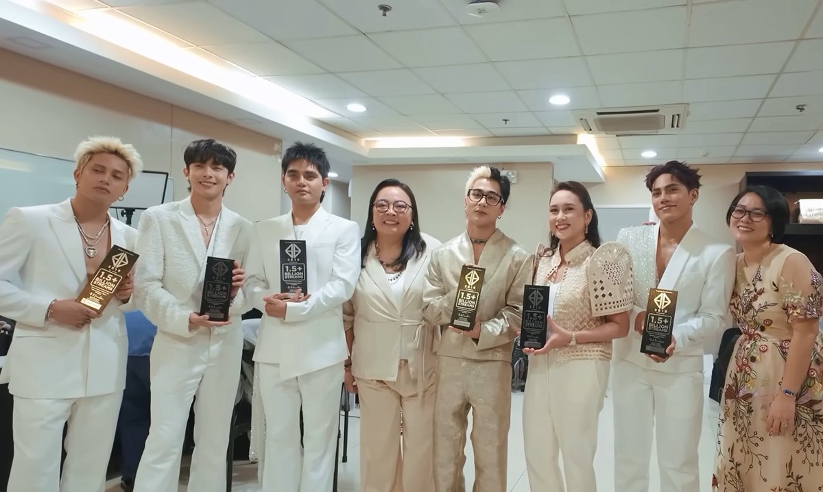 Grabe rin talaga pagmamahal ng <a href="/sonymusicph/">Sony Music Philippines</a> and Mama Sony (<a href="/rospineda/">Roslyn Pineda</a>) sa esbi 🥺🥹 ginawan pa sila ng actual trophy for their stream milestone plus tig iisa pa sila 🥺🥹

<a href="/SB19Official/">SB19 Official</a> #SB19