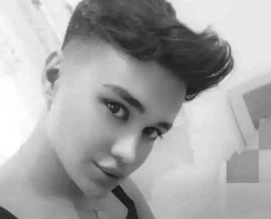 جاویدنام #امیرــ‌‌نادری مرد ترنسجندری که تا حالا اسمی ازش برده نشده بود ۱۹ دی ماه وقتی داشت به مجروحان کمک می‌کرد تیر جنگی سرکوبگران به سرش برخورد کرد و کشته شد. پدر مادرش که برای هویت او ترکش کرده بودند هرگز برای تحویل جنازه بچه‌شون پیگیر نشدن.
نامش رو زنده نگه دارید 🖤