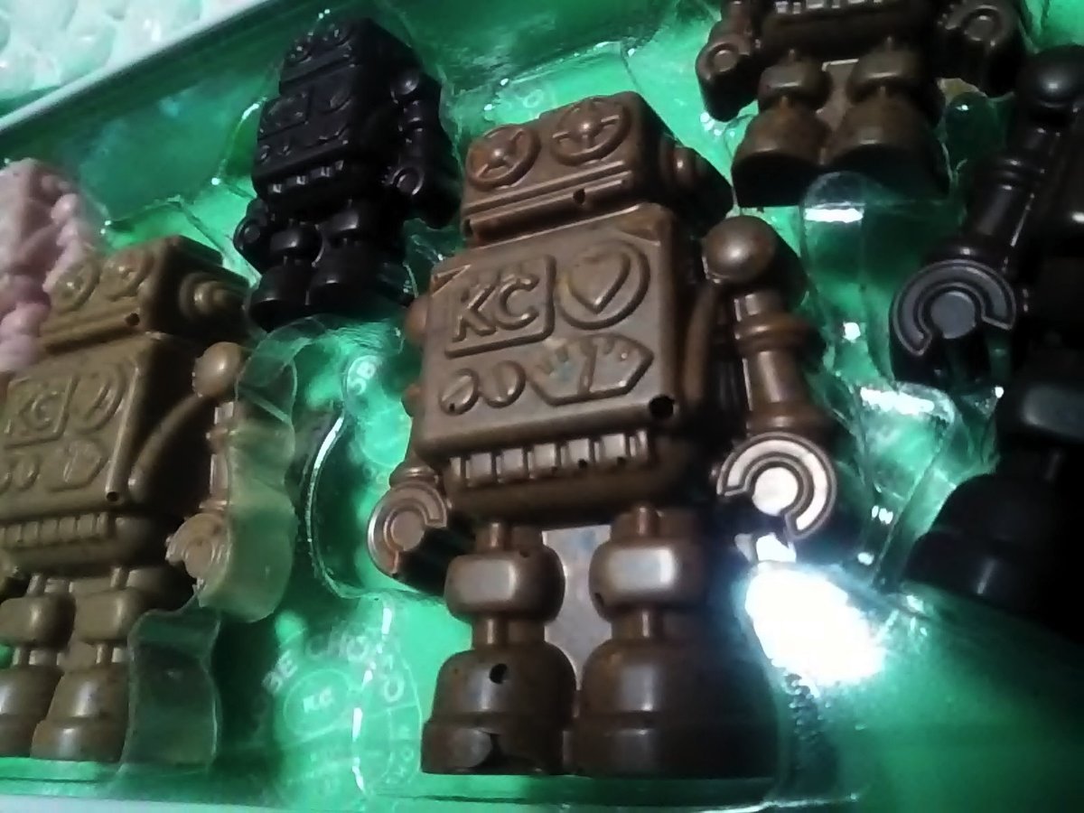 なかなかｼｬﾚｵﾂなチョコいただきました。
よさげなロボ造形〜。

うん、気泡が気になるのはサガよね！！w