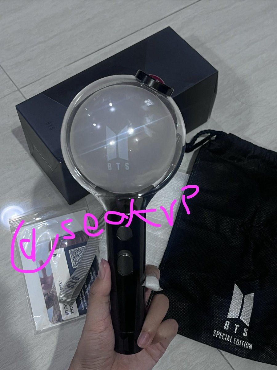 sixnovvp's tweet photo. 🙌🏻🙌🏻 ขายแท่งไฟ https://t.co/ENJNixTD1r ค่ะ🙇🏻‍♀️ 
-ใช้งาน 2 ครั้งค่ะ (คอน Suga,Jhope)
- ราคา 900 ค่ะ สภาพใหม่มากๆเลยค่ะ สนใจสอบถามเพิ่มเติมได้เลยค่ะ📌✅
พร้อมส่งค่ะ #ตลาดนัดบังทัน #แท่งไฟbts #อาร์มี่บอม์ม #BTS_WORLDTOUR https://t.co/awkFqjqfxD