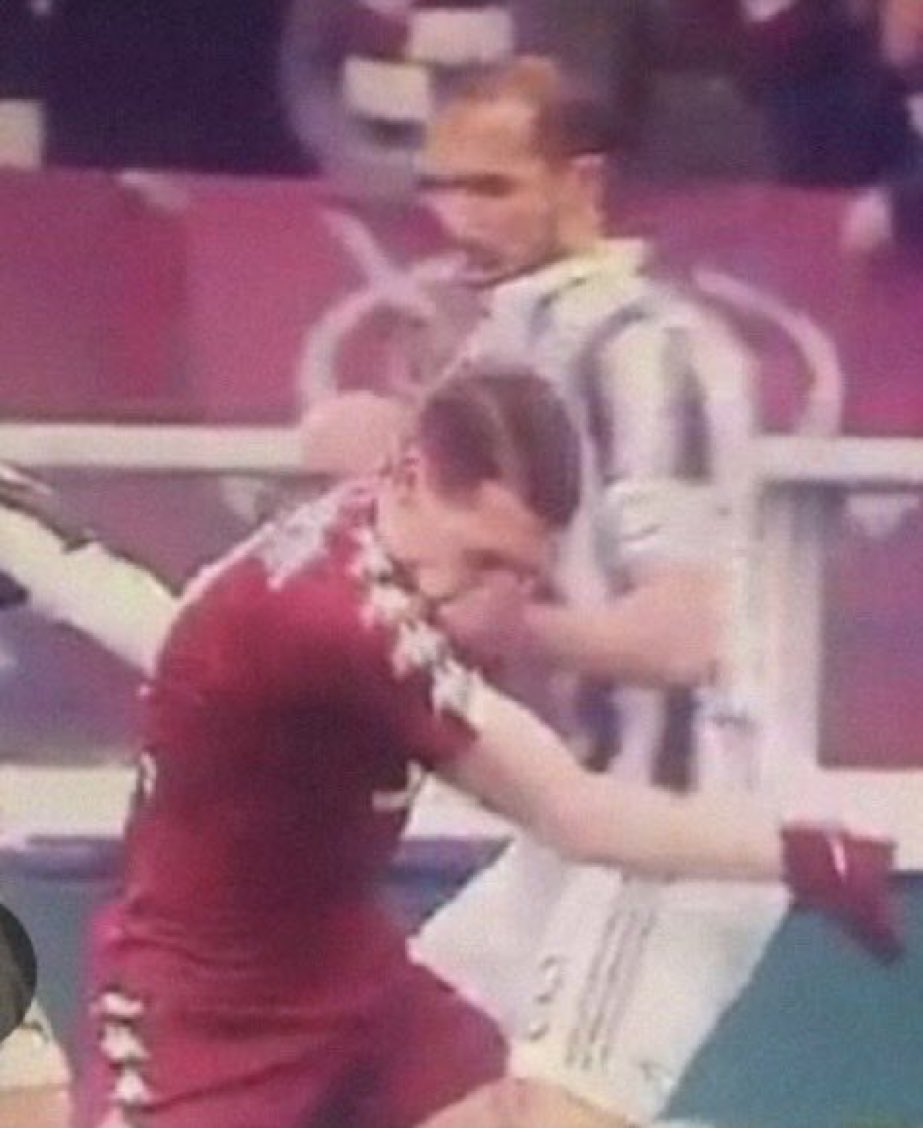 Qui Chiellini poteva prendere a pugni Belotti senza che gli arbitri li mostrassero neanche il giallo

Ma davvero ieri questo tizio si è presentato ai microfoni a parlarci sportività e casse e quelli del club sono stati zitti ?!

Cioè, davvero ?!