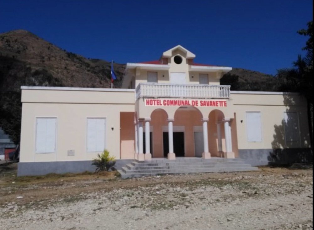 HCI_ht's tweet photo. HCI | La commune de Savanette est à l’abandon. Privée de conseil municipal, avec un cartel intérimaire inopérant et un maire titulaire vivant à l’étranger depuis plus de deux ans, elle fonctionne en l’absence d’autorités locales.

Face à ce vide institutionnel, le citoyen Jean Castel s’adresse au Premier ministre, Alix Didier Fils-Aimé @citoyendidier. Au nom des habitants de la commune de Savanette, il réclame en urgence la mise en place d’un nouveau conseil municipal capable d’assurer une gestion efficace de ladite commune avant la tenue des élections.