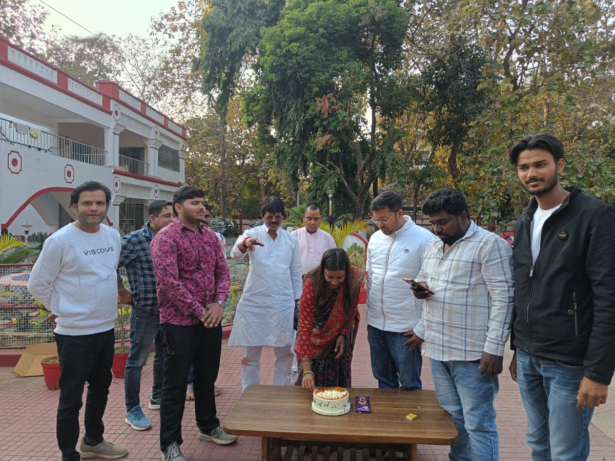 AshishYCongress's tweet photo. देवघर जिला युवा कांग्रेस की ओर से हमारी प्रेरणास्रोत, पूर्व विधायक अंबा प्रसाद जी के जन्मदिवस पर केक काटकर खुशियां मनाई गईं। बाबा बैद्यनाथ की कृपा आप पर सदैव बनी रहे और आप इसी तरह जनसेवा के पथ पर अग्रसर रहें। जन्मदिन की अनंत शुभकामनाएं! 

@AmbaPrasadINC @IYCJharkhand @INCIndia https://t.co/tsPEKJTdI0