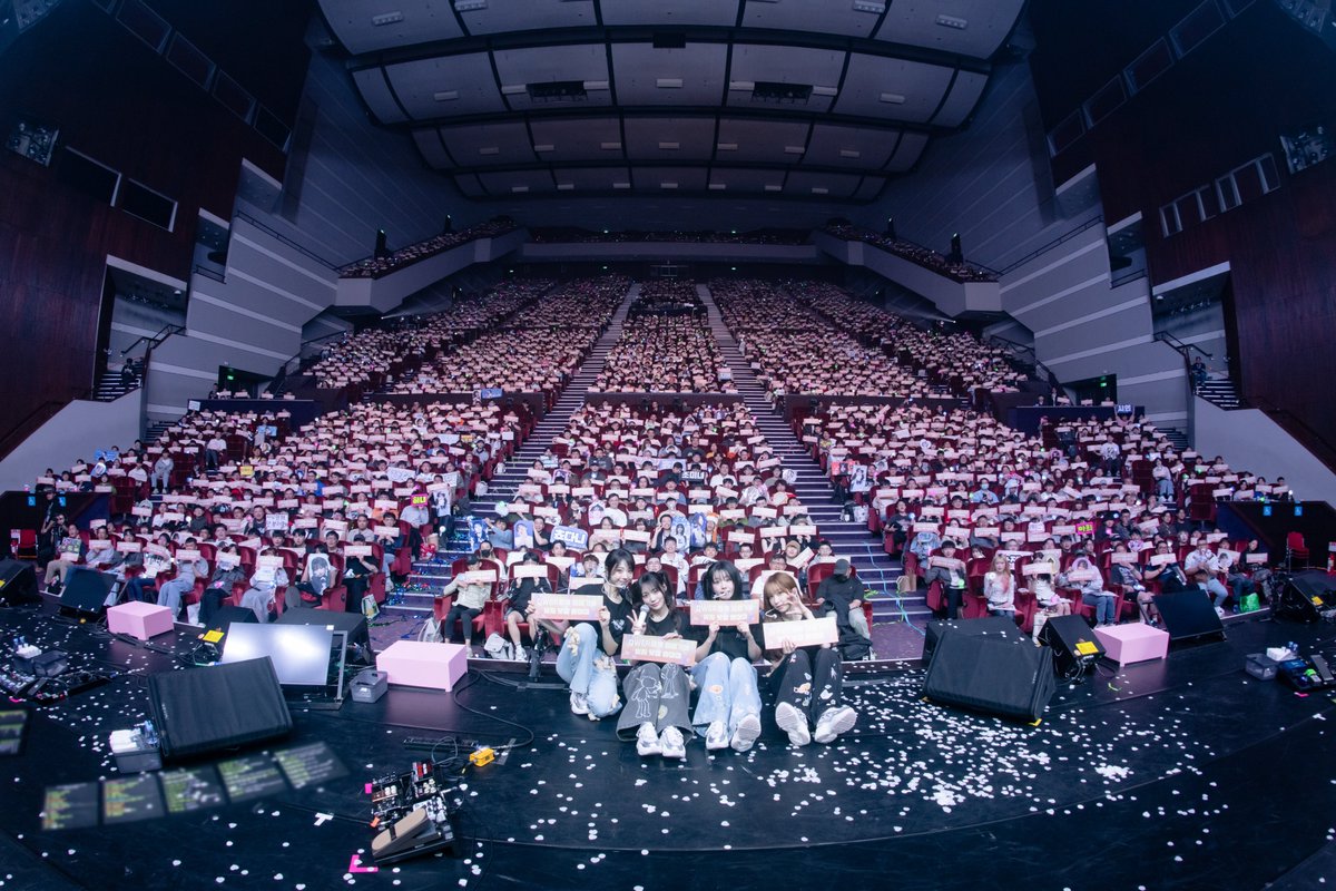 【QWER 1ST WORLD TOUR <ROCKATION> in TAIPEI】

開心開心開心 這兩天實在是超扯超扯超扯 ୧(´ᴗ｀)୨
一起留下好ㄘ的回憶真是太幸福了吧💝
河蟹們用心準備的驚喜也讓 QWER 眼淚停不住呀 
也祝大家帶著 QWER 的新年快樂 度過愉快的新年🫳🫳
​
高畫質下載 drive.google.com/drive/folders/…