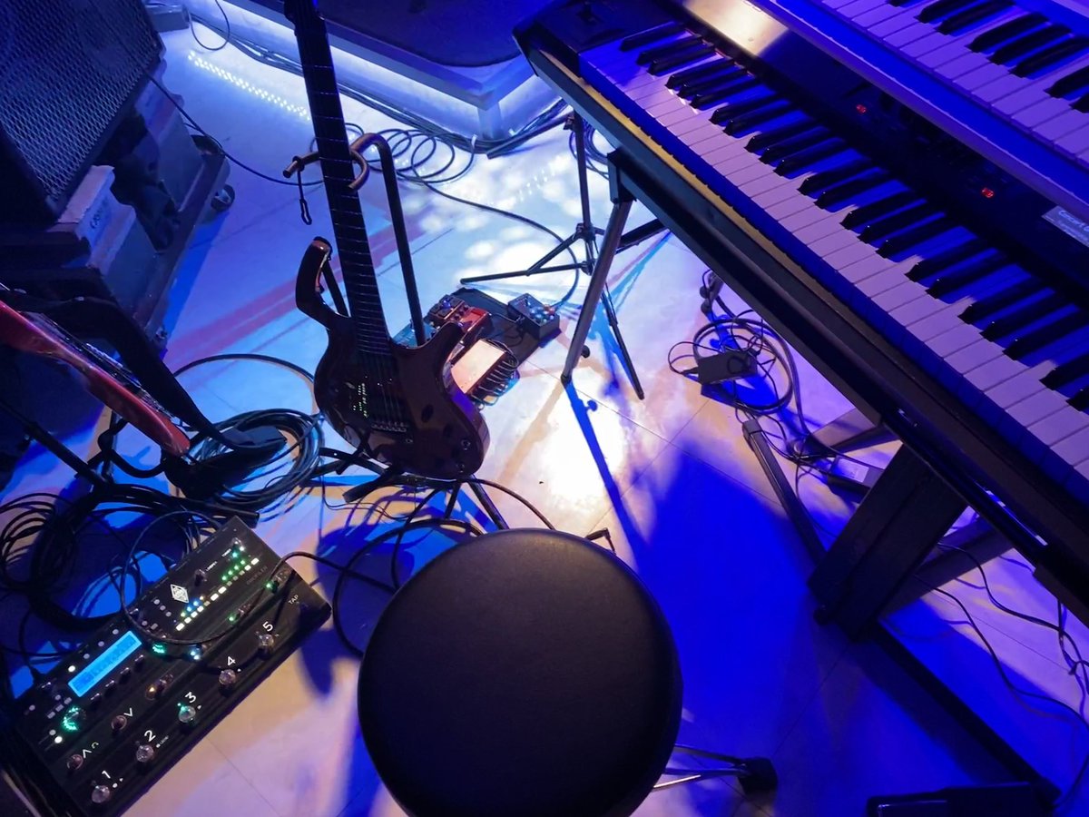 夜の基地🎹🎸
今日はたくさんギター弾けて嬉しかった！🥰
今年は色んなところでギターを弾いていきたい❤️‍🔥
現場で新しいことにチャレンジさせていただけることに感謝🙏✨