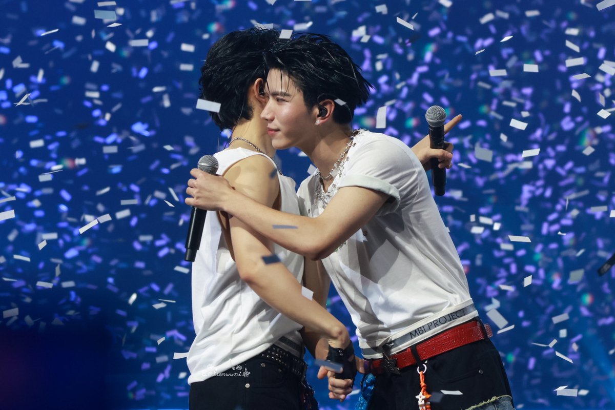 Big hug and safe zone 🫂

CLOVER RISE AS ONE
#RISERCONCERTD3 
#CLO_VER #keenkeno <a href="/keenkeno_sp/">คีนคนเลี้ยงกุ้ง</a> #barcodetin <a href="/BarcodeTin/">Tinnasit</a>