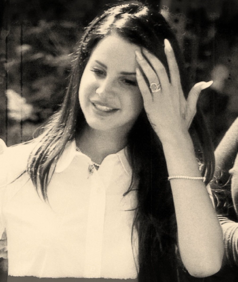lipyosemite's tweet photo. Lana Del Rey's hands https://t.co/Gvm7WdeSod