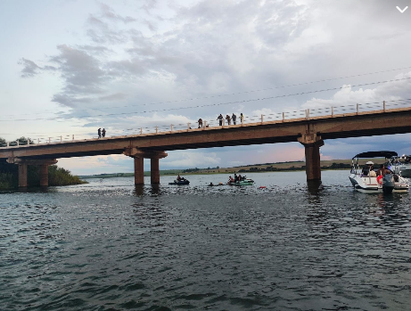 g1itapetininga's tweet image. 🚨VÍDEO: motorista morre ao cair com carro em rio de aproximadamente 20 metros de profundidade no interior de SP
glo.bo/e3uptk7 #g1 #Itaí