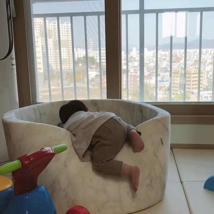 ⤷ Día 492 en la vida de Lian Hell Lee, y ya está empezando a trepar las cosas.

Y si, sin calcetines porque el mini demonio no sabe dónde los dejo.