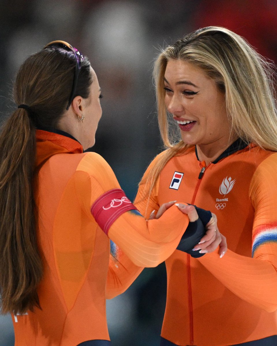 ISU_Speed's tweet photo. Sharing the podium one more time. 🧡🇳🇱

#Olympics #WinterSports #WinterOlympics #ISUShowtime #MilanoCortina2026 #SpeedSkating https://t.co/jSqYmZ3TBf