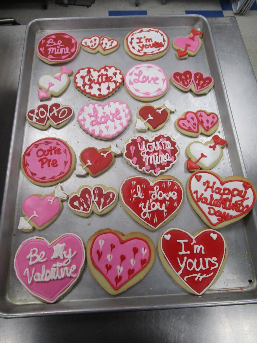 Sunday flavors: Chocolate Caramel, Chocolate Cheesecake, Peanut Butter Chocolate, German Chocolate, Strawberry Shortcake, Strawberry, Turtle Cheesecake, Mudslide, Eggnog, Chocolate, Peak, Red Velv, &amp;Vanilla #cupcakes! Bakery open til 5pm today, chocolate-covered strawberries too!