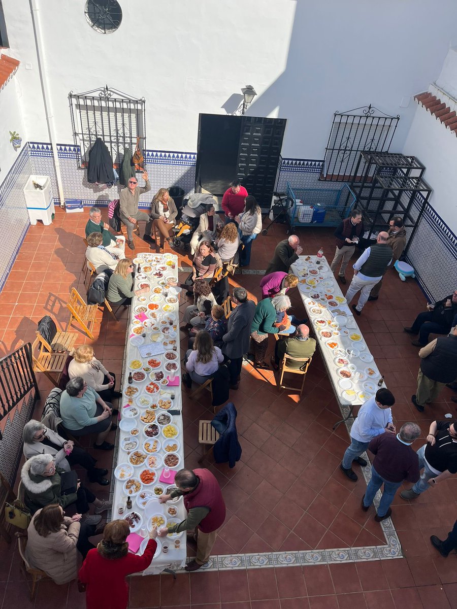 Hacer comunidad es el mejor camino hacia la Pascua. 
Gran jornada la de hoy: retiro, oración y convivencia en el patio de nuestra Casa Hermandad. Nos alegra ver a tantos hermanos unidos y esperamos que en la próxima seamos aún más.
#VidaDeHermandad #Cuaresma2026 #DosHermanas