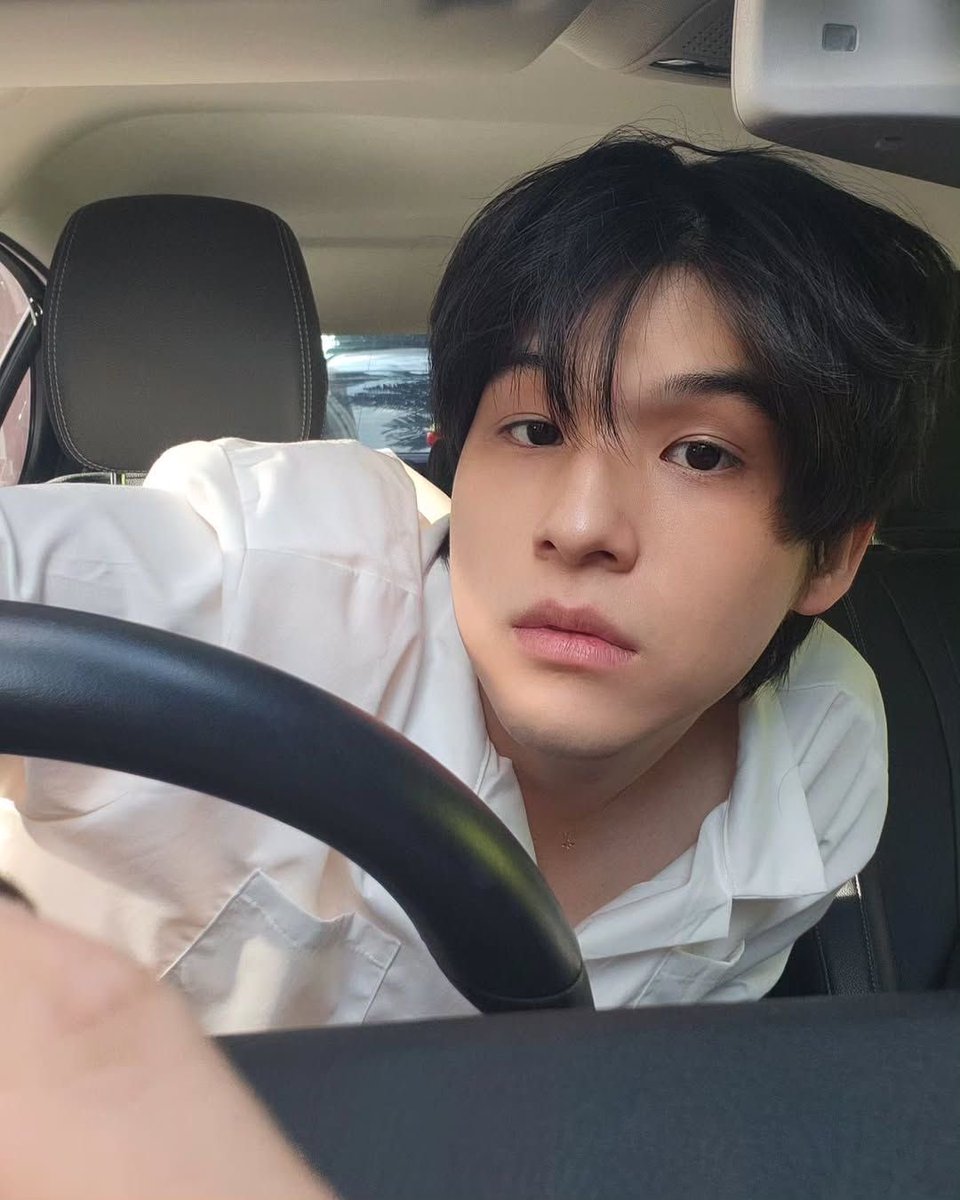 เซลฟี่หน้าสดยกคิ้วนิดๆมีไรหนวดหน่อยๆ คอมโบหนุ่มตี๋ที่ชั้นรัก ฮืออออๆๆ ก็คือ ได้หมดเค้าตามใจตี๋เลยล่ะ💘  #.ตรุษจีนนี้มีตี๋ให้เติมแล้วคับ