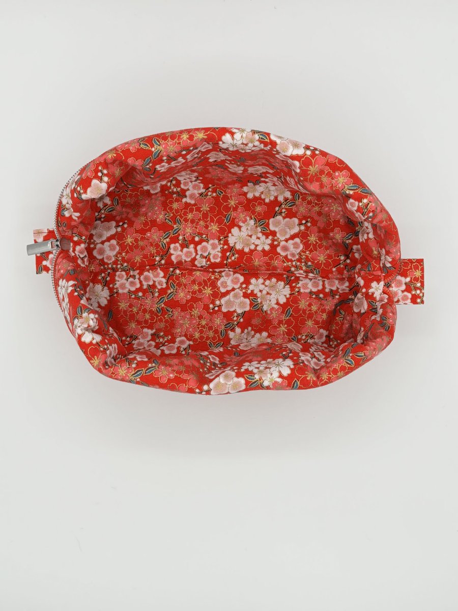 Il me reste quelques exemplaires de cette beauté en stock !
Elle ne sera pas reproduite par la suite alors n’hésitez pas !

lescousettesdebobinette.fr/nos-trousses/1…

N’hésitez pas à partager ! Merci
Beaucoup 🫶🏻