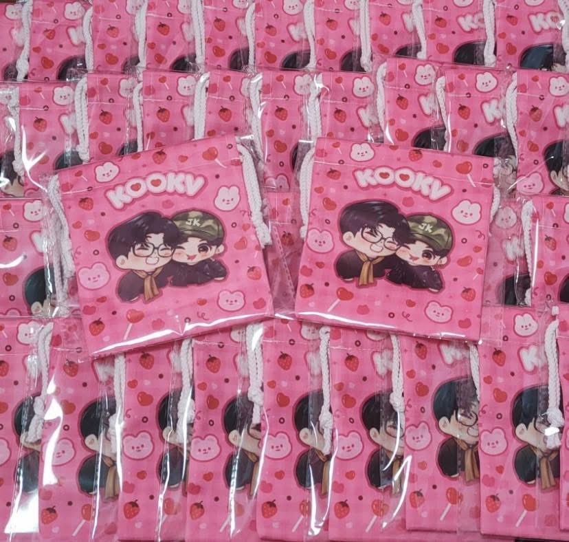 joiemyvngo's tweet photo. #RT VN GO | MY KOOKV GOODS pt2 by @MewyWorakun
♡ deadline: 25/2/2026
♡ price: 170,000vnd
details. https://t.co/55Yqk3nVbY
Feel free to send us any questions ~ #joiegoods #btsgoods https://t.co/0mn1uW9QDU
