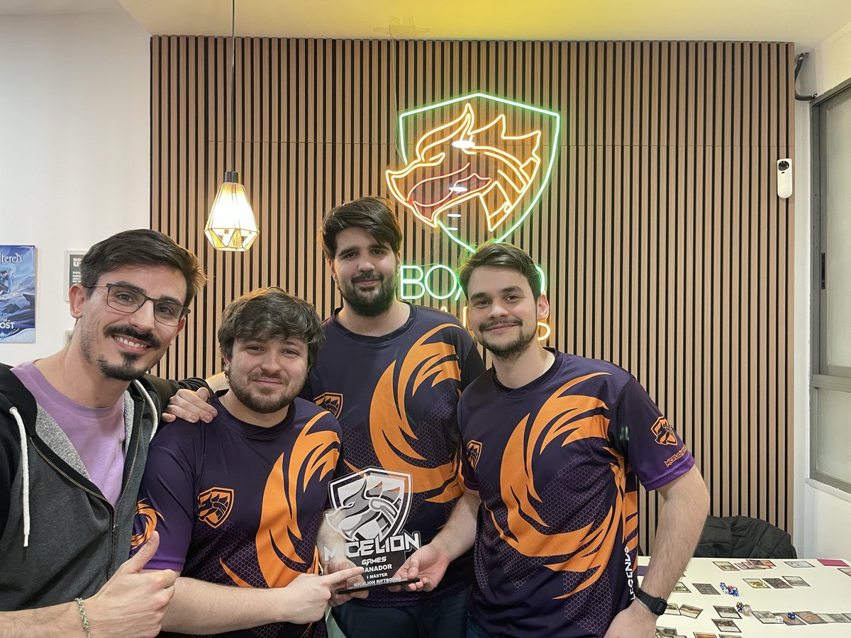 📸 Foto del top4!!

🫂 <a href="/iitsAdro/">Adrián Iñigo Tastet</a> se lleva el trofeo a casa!! 

#Riftbound #TCG #IMasterMicelion