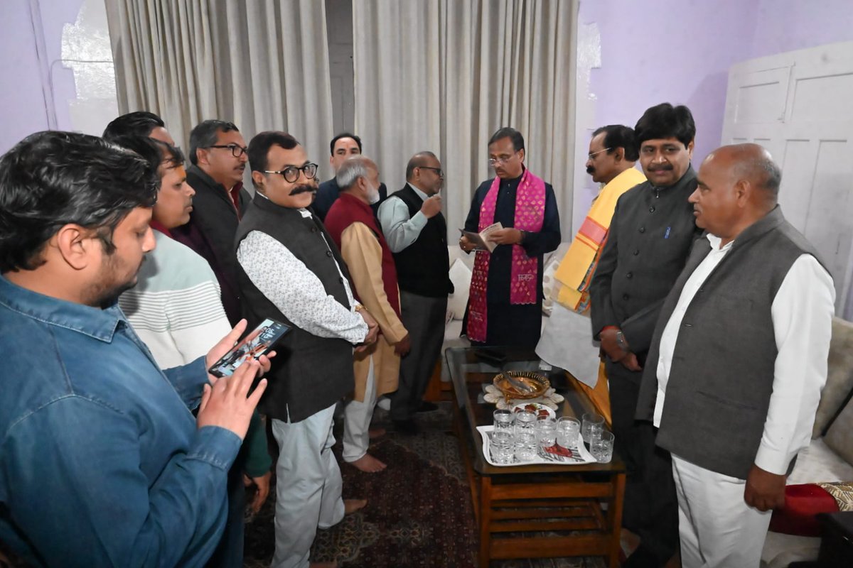 drdineshbjp's tweet photo. लखनऊ स्थित आवास पर जनता दर्शन, मा. जनप्रतिनिधियों, पार्टी कार्यकर्ताओं एवं विभिन्न सामाजिक संगठनों के प्रतिनिधियों से भेंट की।

@narendramodi @AmitShah @NitinNabin @blsanthosh @myogiadityanath @idharampalsingh @mppchaudhary @pmoindia @BJP4India @BJP4UP

#जनता_दर्शन #भाजपा #narendramodiji