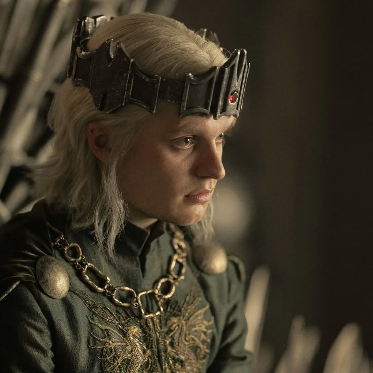 durduk yere ölen lavuk yemin ederim... tahta çıkmak istemedi annesi kardeşi bir oldu zorla çıkardılar sonra bir şeyler yapmak isteyince zorbaladılar varisi öldürüldü yine ağzına sıötılar en son annesi gitti kellesini verdi onda da hala onu savunuyorsun dendi geri dönüp hepinizi s