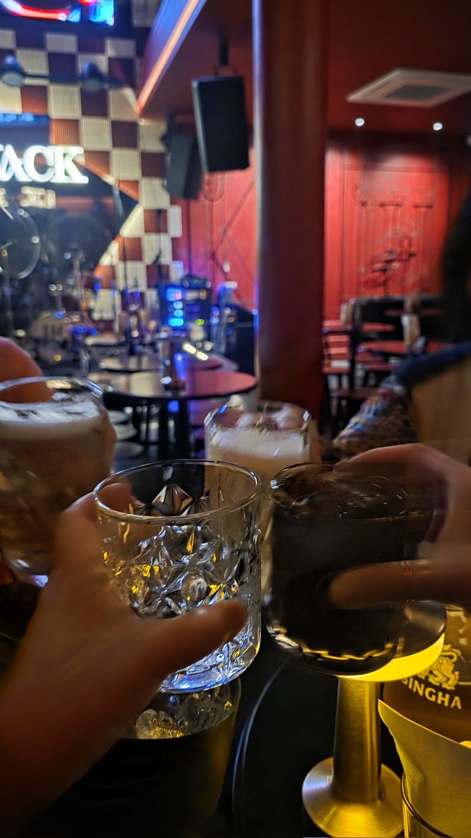 xxmissrainxx's tweet photo. SingくんのBer「HIGH JACK」
お酒もビール、ワインなど揃ってるし
ご飯も種類豊富で美味しいです😋
禁煙で、外には警備員もいるので安心。
ユニオンモールの近くだからイベ帰りに最適！(要パスポート)
19:00から2:00まで営業。
#ssingss #SingHarit #HIGHJACK https://t.co/3AVbSPHcNj