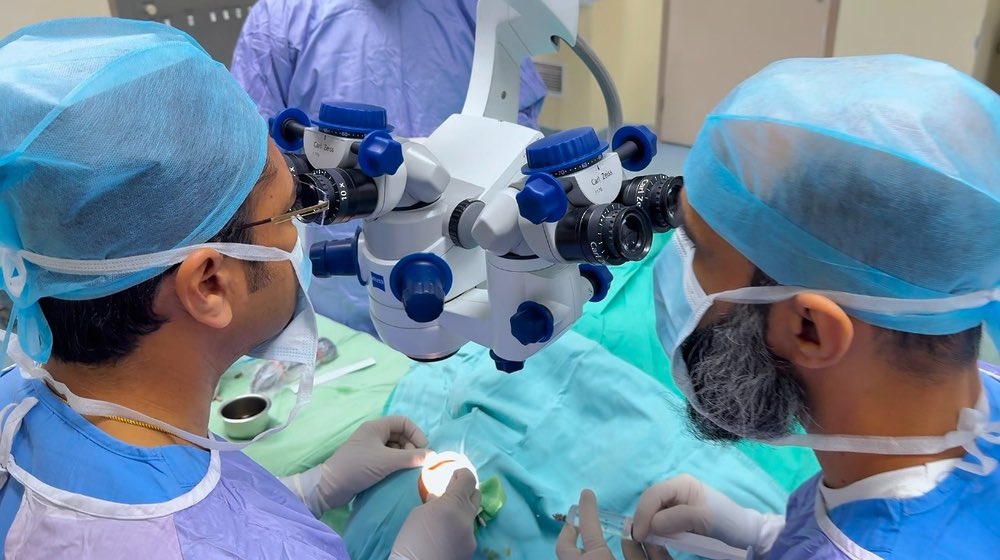 UFAQ_OM's tweet image. 🟣✨إنجازات صحية متواصلة في مستشفى الرستاق خلال 2025م

•🏥 إجراء أكثر من 7,000 عملية جراحية في مختلف التخصصات، ما يعكس تنامي القدرة الجراحية والخدمات التخصصية.

•👨‍⚕️ استقبال أكثر من 180 ألف مراجع في العيادات الخارجية والطوارئ، مع تنويم نحو 23 ألف مريض خلال العام.

•🧪 تنفيذ ما