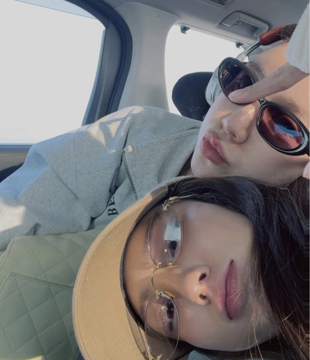 natniiiiiiiiiii's tweet photo. คู่นี้ก็คล้ายๆคู่นั้นแหละ ท่าเดียวกันเป้ะ🫢🫣
#EnjoyJune https://t.co/JVegX5xM16