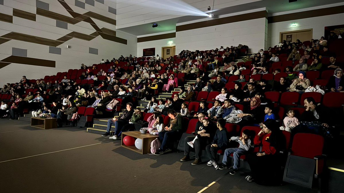 🎬✨ Arnavutköy’de çocuklar için sinema keyfi!

“Zıpır Dedektif ve Altın Arı Kovanı” film gösteriminde miniklerimiz ve aileleriyle birlikte salonumuzu doldurduk.