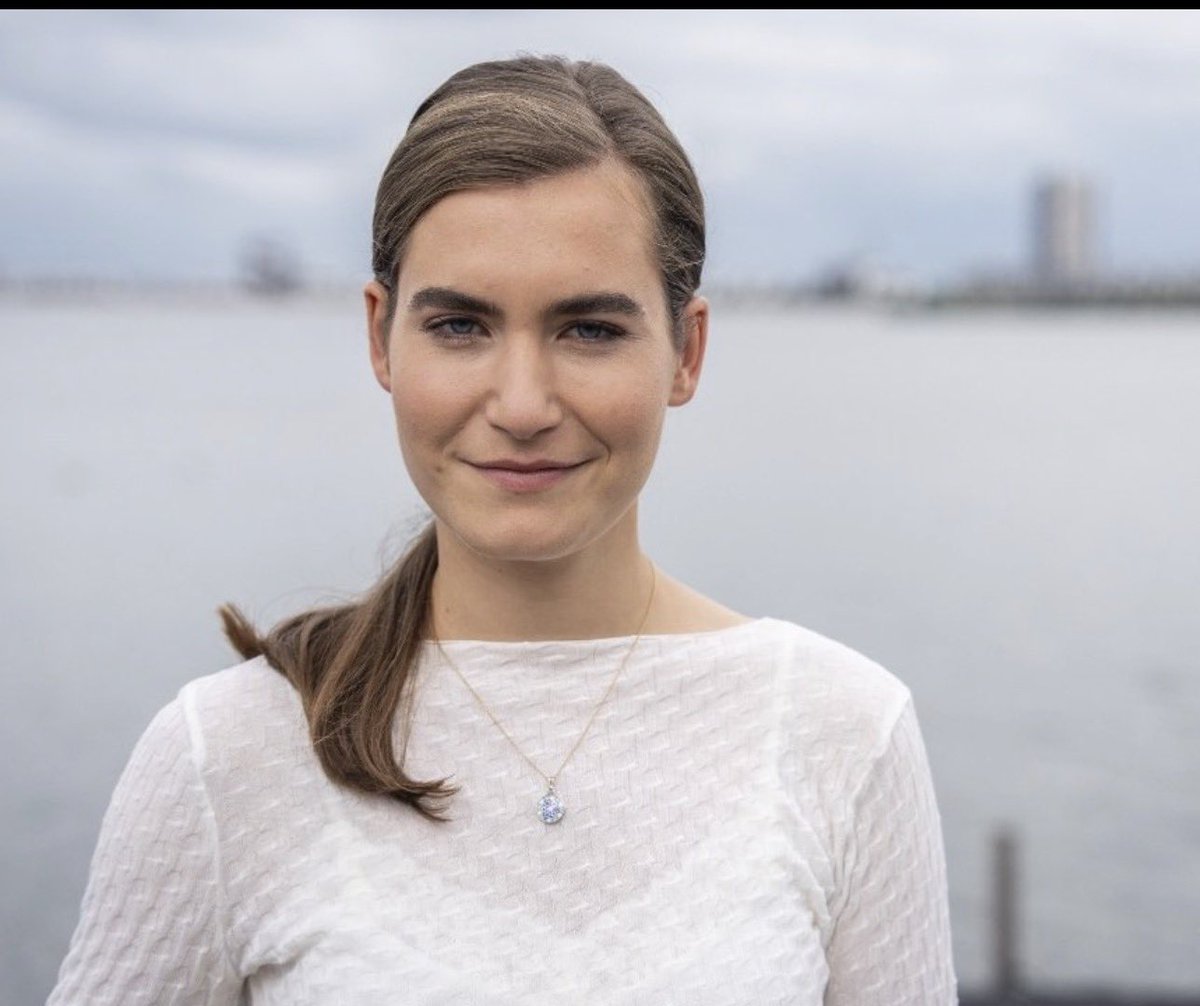 Wat een uitstraling. 😍 Lidewij is de rots in de branding tegen de plannen van het WEF. Met haar en deze partij is er eindelijk hoop dat we Nederland weer teruggeven aan de Nederlanders. De enige weg naar echte vrijheid! 🦁 #Soevereiniteit #Vrijheid stem #FvD