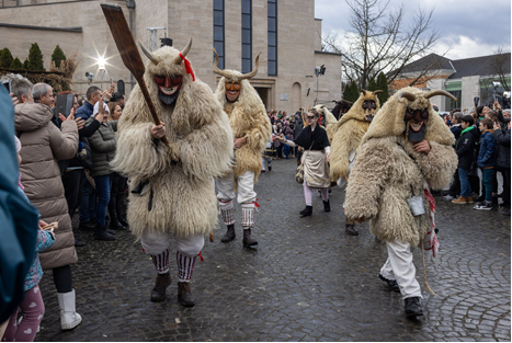 dunamedia's tweet photo. 🎭 Have you ever heard of a town driving away winter with masked figures and the clanging of bells?
The Busó festivities in Mohács are a mystical carnival tradition where Busós parade wearing frightening, hand-carved willow masks and sheepskin cloaks. The folk custom is about bidding farewell to winter and celebrating rebirth — at once a carnival spectacle and an ancient ritual.
Photo: MTI / Sóki Tamás
#Busójárás #Mohács #Hungary