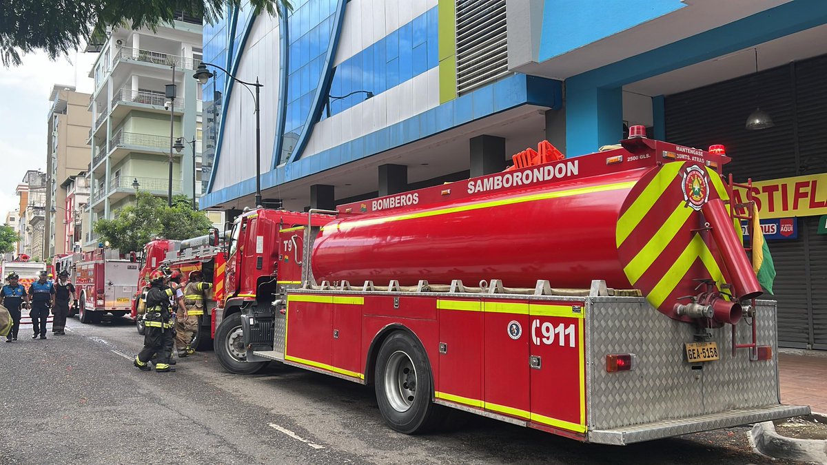 Personal de la Gerencia de Gestión de Riesgos de #SeguraEP  en el punto del incendio en las calles Chile y Sucre. 
Brindamos apoyo al personal de @BomberosGye en sus labores. 
Además se suman 3 Unidades de <a href="/BCB_Samborondon/">Benemérito Cuerpo de Bomberos de Samborondón</a> . 
⤵️