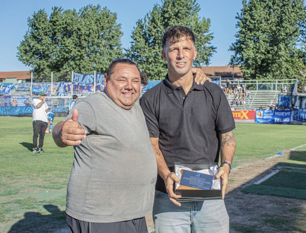 lucasm1819's tweet photo. Lindo gesto de una parte, al DT que logró el ascenso y cumplió el sueño del villero 👏 
Otros tendrían que saber que el club está por encima de todos! 🎽
Dejen la soberbia de lado muchachos, que no lograron nada y lo que hoy tiene el club, es por herencia .. https://t.co/eBSjxOlT8P