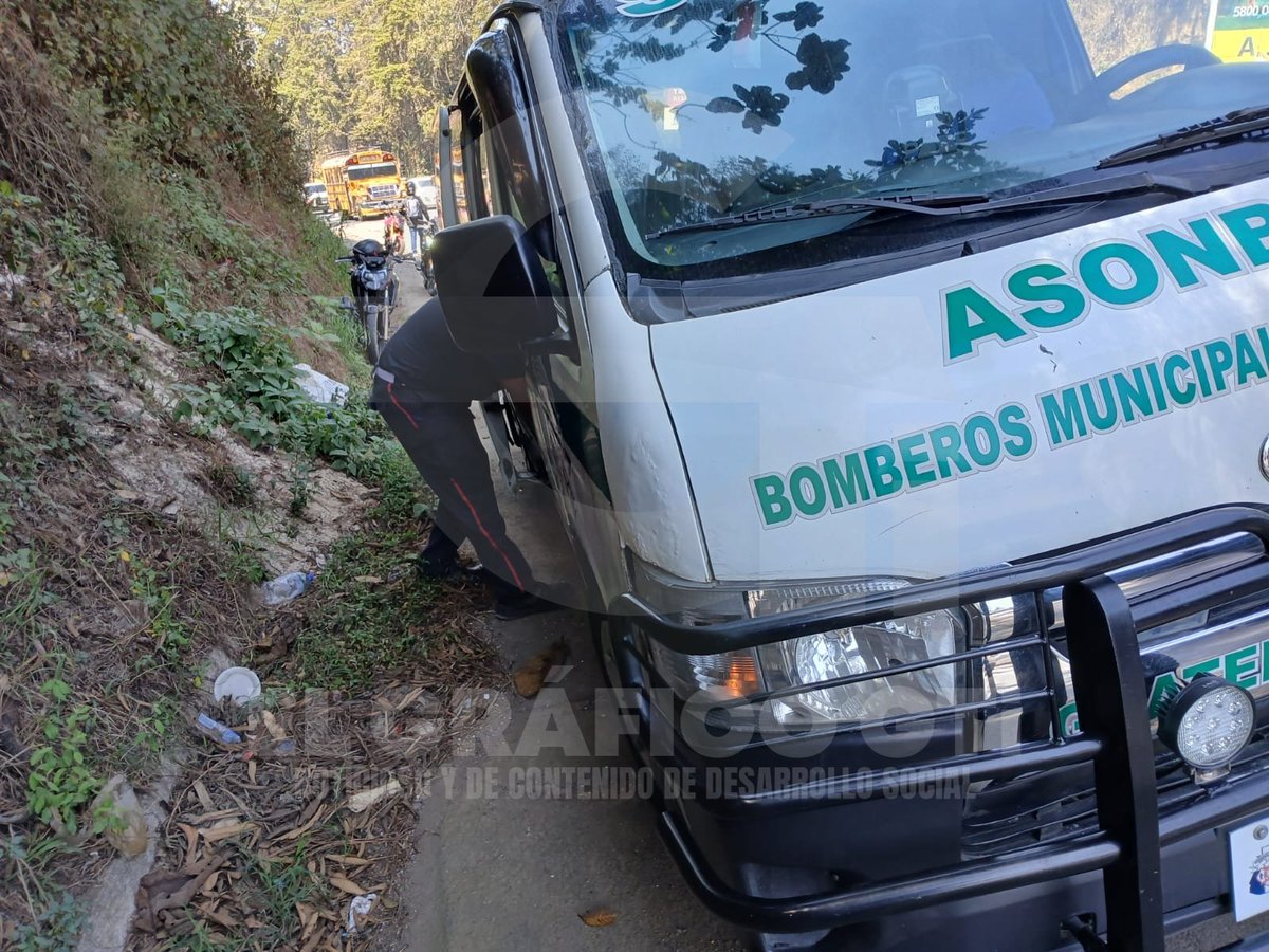 ElGraficoGT's tweet photo. PRECAUCIÓN: 

Motorista es atropellado por un vehículo particular que se dió a la fuga, en el kilómetro 43 ruta interamericana. Bomberos Municipales Departamentales de Sumpango Sacatepéquez atienden al piloto de dicha motocicleta. 

#ElGráficoGT 
#ASONBOMD #Sumpango https://t.co/qkiftVSMRg