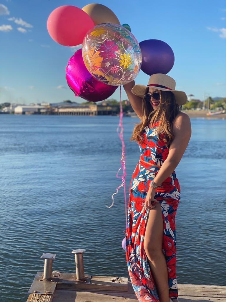 Ella es Angie Samantha Peña Melgares, víctima de una red de trata formada por pedófilos estadounidenses en Roatán, Honduras, con la complicidad de policías y jueces y encubierta por fiscales e investigadores. Como el caso Epstein en EE UU. ¡Pronto!