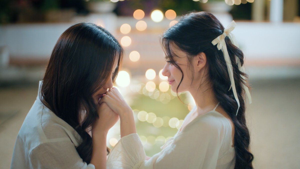 THE AIR Q22 SHOOTING
#เสน่หาวาโยคิว22

กลับมาถ่ายทำทั้งที ก็ต้องหาของแรร์มาเสิร์ฟกันหน่อยมั๊ยคะ

มีชีวิตอยู่กันให้ถึงวันออนแอร์นะคะสาวๆ
หมวดลมกับเจ้าหญิงบลูรอทุกคนอยู่ที่มาเดลิน
💋💍