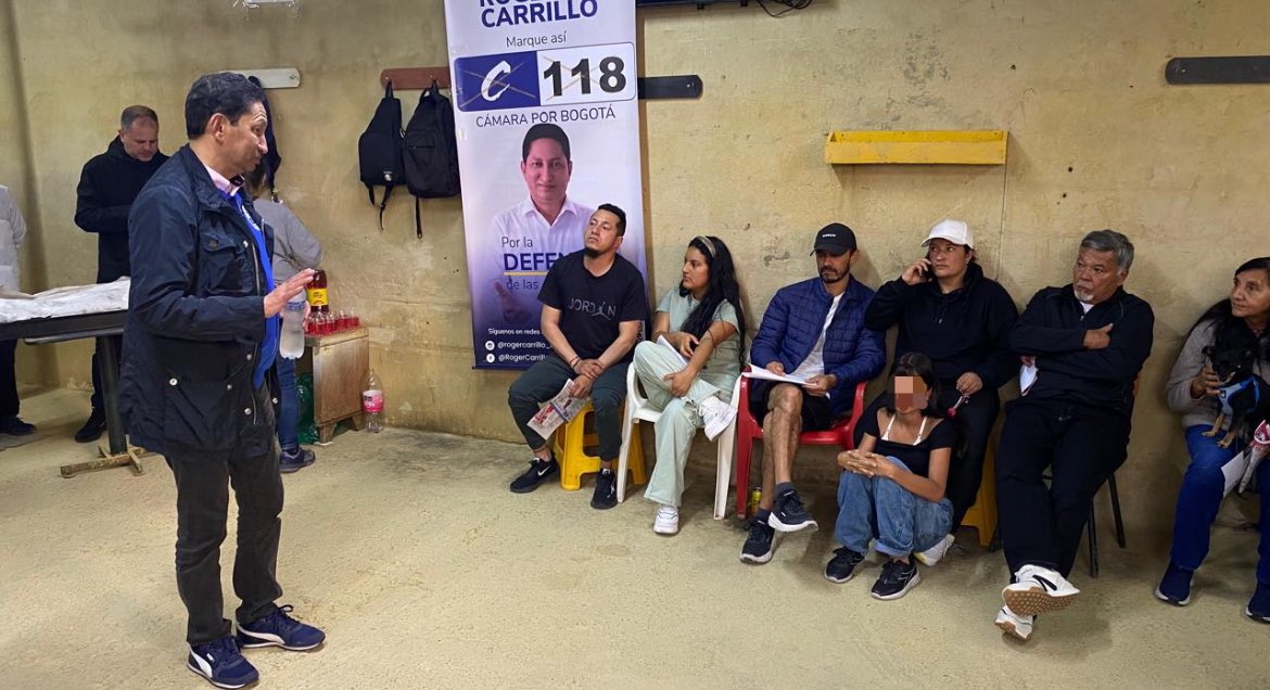 RogerCarrillo_'s tweet photo. #C118 📍Escuchar a la comunidad es clave para construir soluciones reales.
Hablamos de seguridad, oportunidades, el adulto mayor y de cómo mejorar Bogotá.
Gracias por el apoyo y el voto de confianza.💙

#RogerCarrillo 
#CámaraPorBogotá https://t.co/f82XhLDFyl