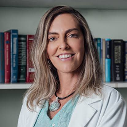 choquei's tweet image. 🚨VEJA: Essa é a Dr. Tatiana Sampaio, a cientista brasileira responsável por devolver o movimento para 6 pacientes paraplégicos. 

Ela desenvolveu uma proteína experimental chamada polilaminina, capaz de estimular a reconexão de neurônios danificados.