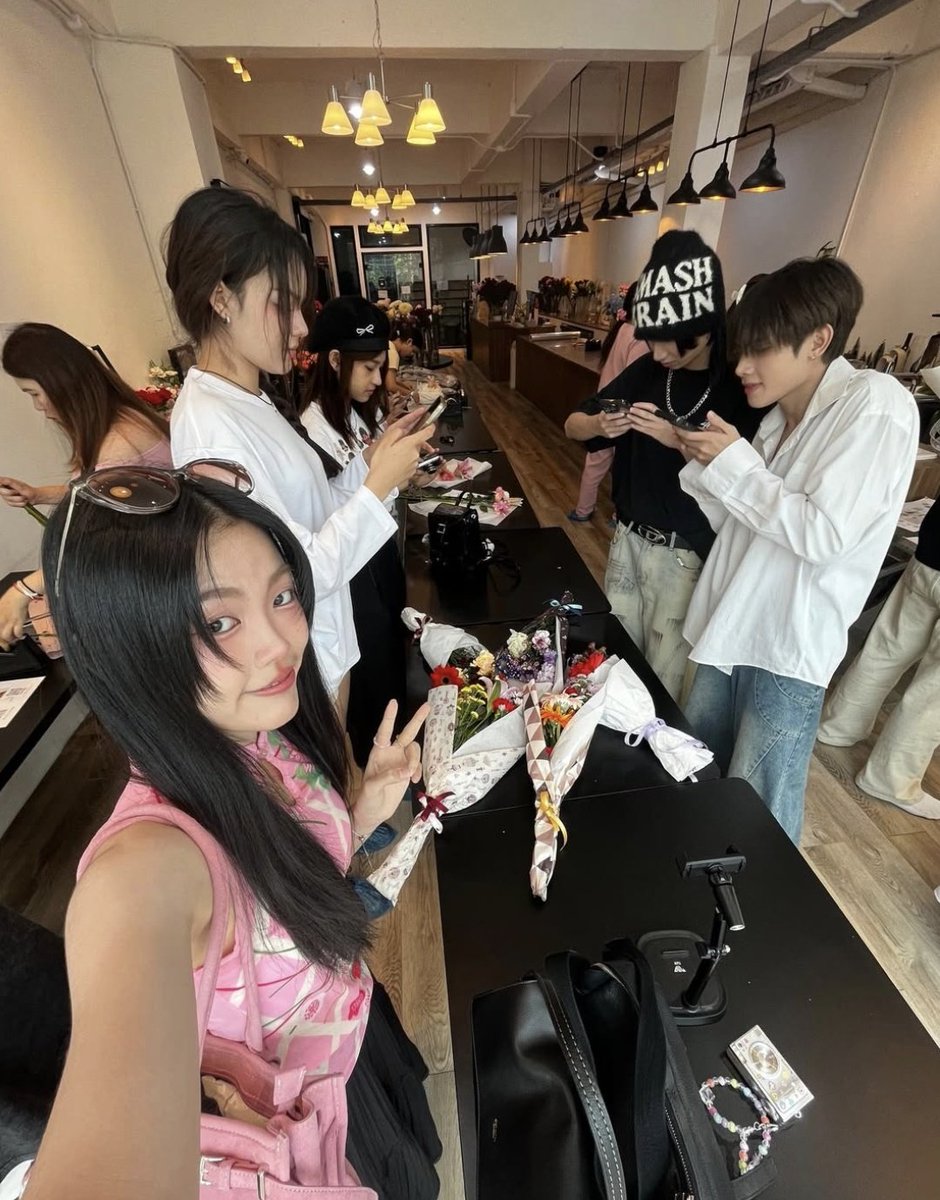 จั๊นเอนดูมาก พี่มินหาตี้จัดดอกไม้วันนั้นโดยการถามว่า "มีใครอยากจัดดอกไม้มั้ย ไม่ต้องรู้จักกันก็ได้ ค่อยมาทำความรู้จักหน้างาน" 555555555262622662 คือเริ่ดเลยล่ะ เจน Z มาก

#MINthanakrit #DICE_SONRAY